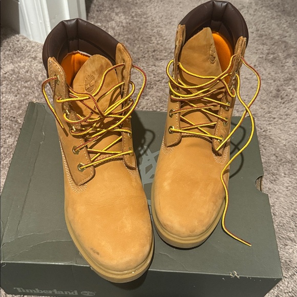 Timberland Women's Waterproof Boots WORN ONCE - Picture 3 of 4